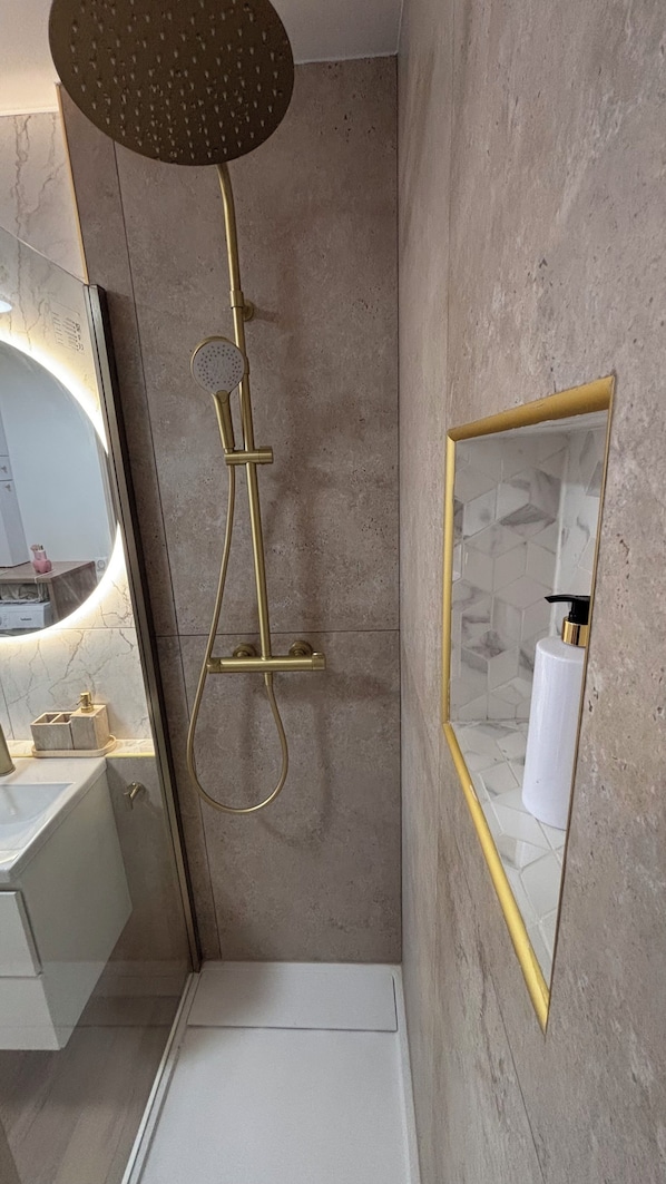 Toallas, jabón, papel de baño 