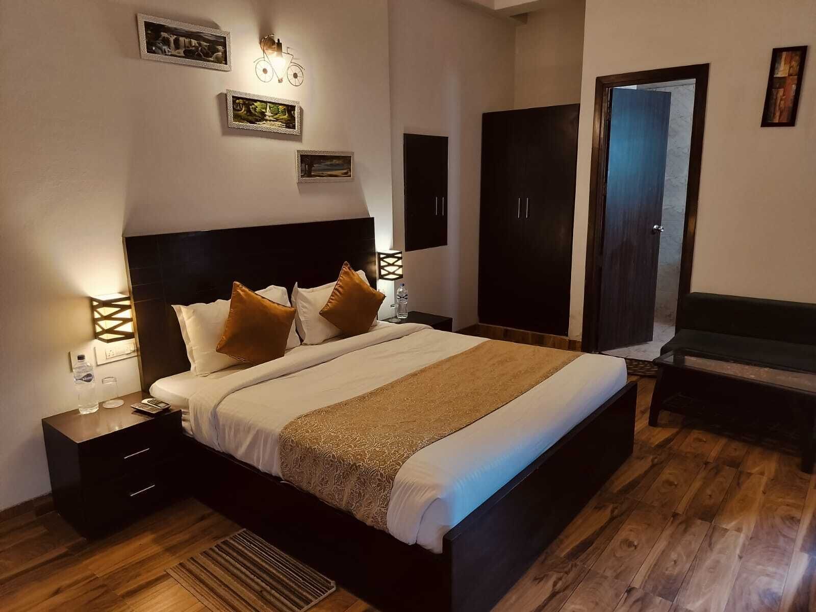 Quarto casal luxo, vista para a cidade | Escrivaninha, Wi-Fi de cortesia