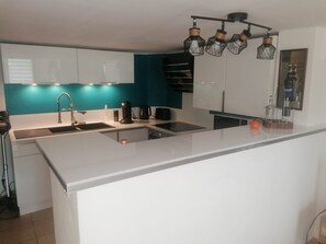 Fridge, microwave, oven, coffee/tea maker - Apartment de L Islette by Sur la mer (Mandelieu-la-Napoule)