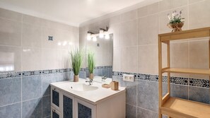 Shower, hair dryer, towels - Apartment de L Islette by Sur la mer (Mandelieu-la-Napoule)