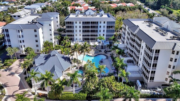 Ein Resort mit zentralem Pool, mehreren Gebäuden und umgebender Bepflanzung.