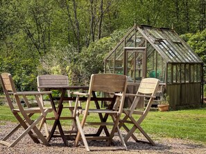 Outdoor dining - Charming Foresters Cottage in Blair Castle Estate (North Ayrshire Council)