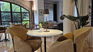 A room with a round table, two chairs, a lamp, and a potted plant. - Antiguas Eras Hotel (La Alberca)