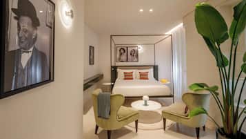 Habitación doble estándar, vista al patio | Escritorio, espacio para trabajar con laptop y insonorización