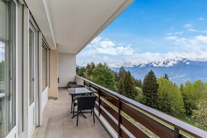 Outdoor dining - Nestled in the heart of the Swiss Alps, Peakline Panorama by Mrs Miggins offers an exceptional mount (Crans-Montana)