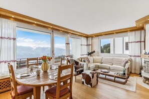 Dining - Nestled in the heart of the Swiss Alps, Peakline Panorama by Mrs Miggins offers an exceptional mount (Crans-Montana)
