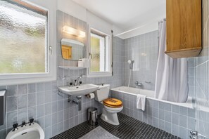 Bathroom - Nestled in the heart of the Swiss Alps, Peakline Panorama by Mrs Miggins offers an exceptional mount (Crans-Montana)