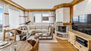 Fernseher, Kamin, DVD-Player