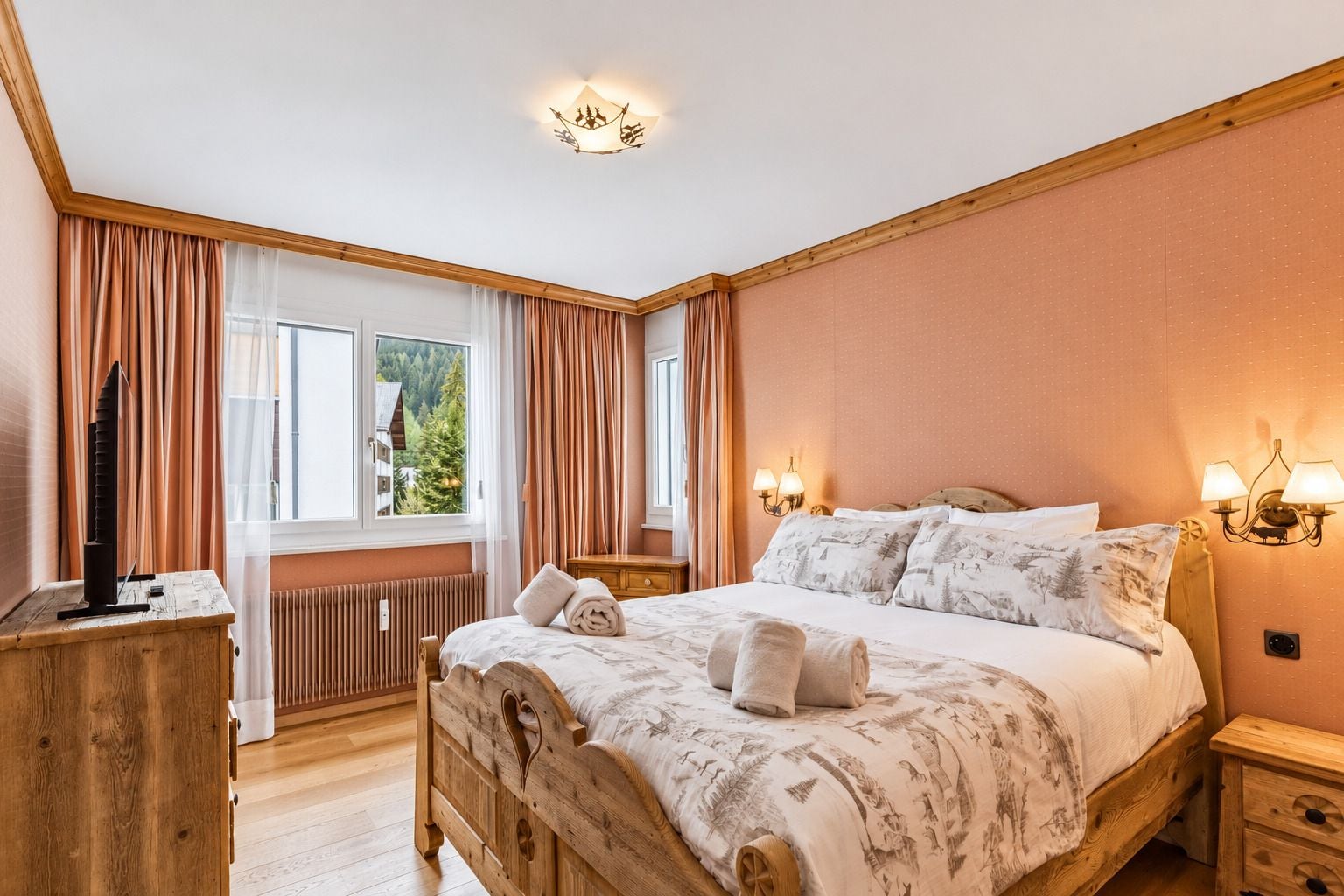 Ein Schlafzimmer mit einem hölzernen Bett, einem Nachttisch, einer Kommode und einem Fenster mit Vorhängen.