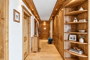 Lumière alpine et étagères design