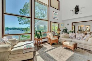 TV - New Rental! Golden Glow Getaway! (Moneta)