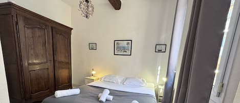 Fer et planche Ă repasser, accĂšs au Wi-Fi (inclus), literie fournie