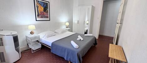 Iron/ironing board, free WiFi, bed sheets