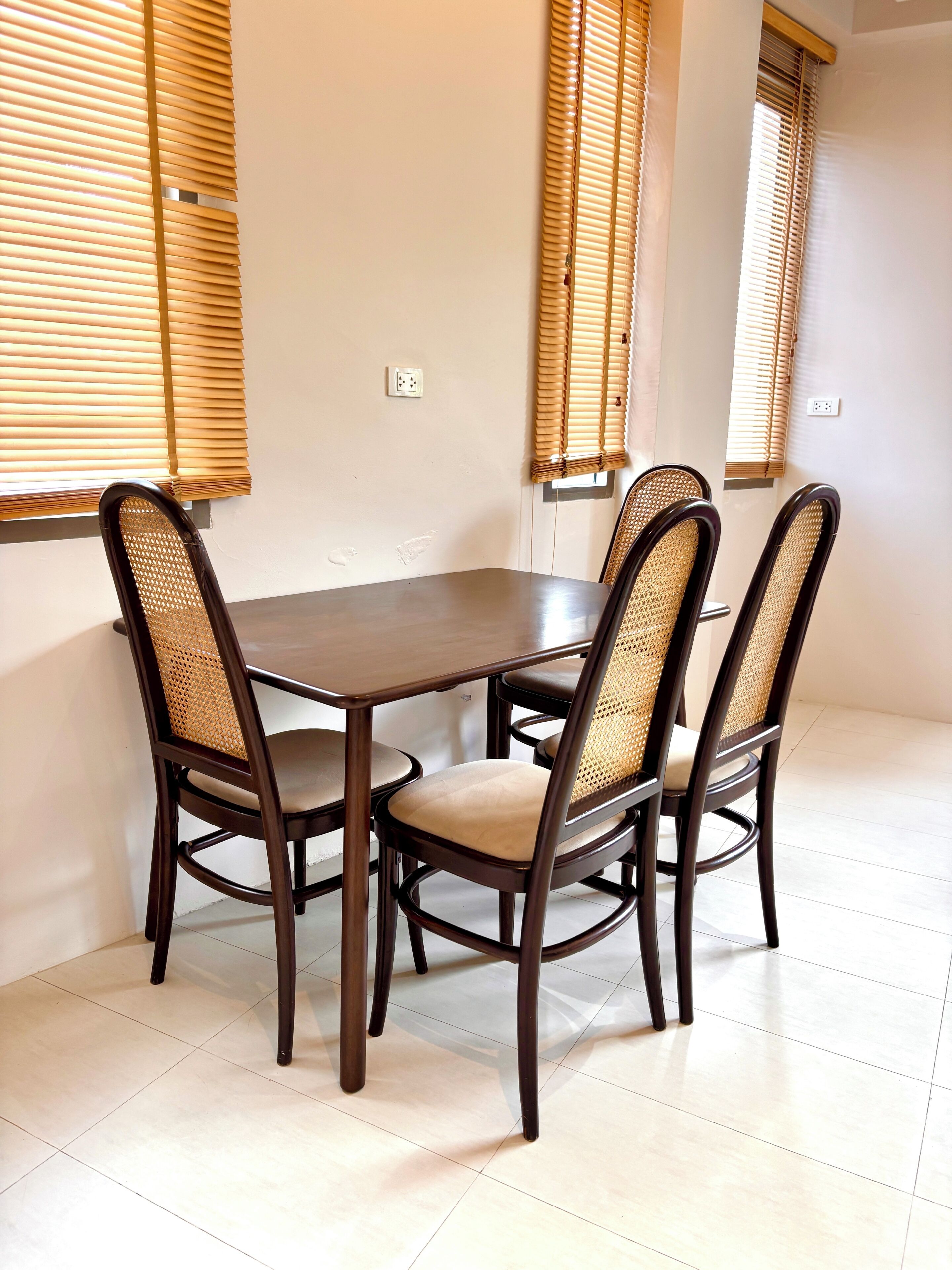 Apartment, 1 Bedroom, Smoking, Balcony | Dining room