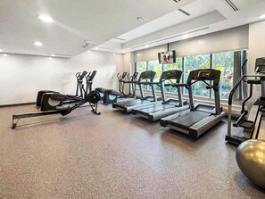 Ein Fitnessraum mit Laufbändern, Ergometer und Crosstrainern.