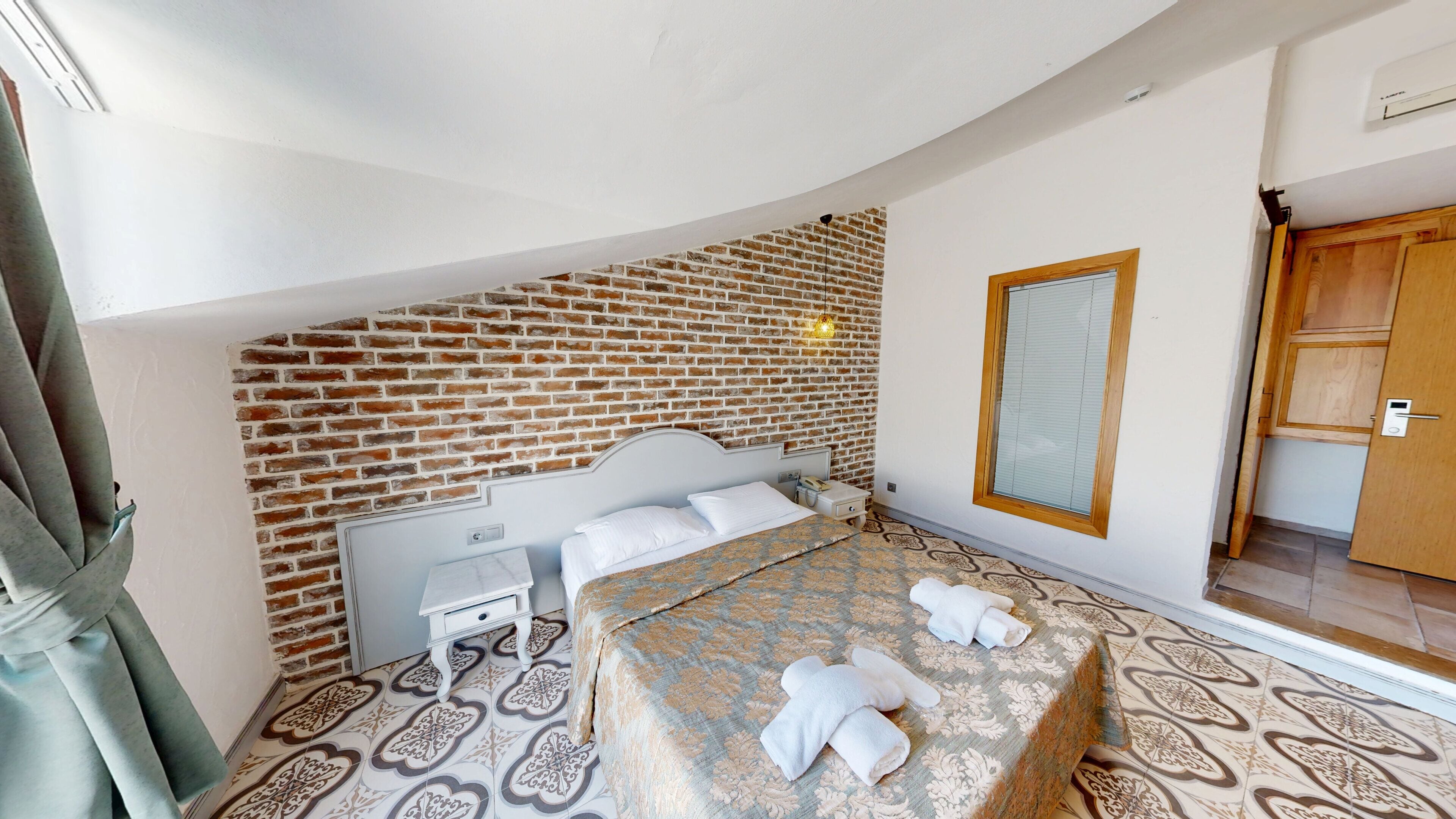 Chambre Deluxe double, balcon, vue sur la montagne | Coffre-fort, rideaux d’obscurcissement, accès au Wi-Fi (inclus)