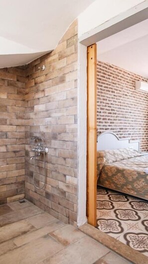 Deluxe-Doppelzimmer, Meerblick | Badezimmer | Dusche, Haartrockner, Hausschuhe, Handtücher