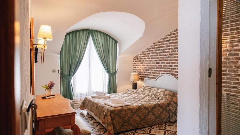 Deluxe-Doppelzimmer, Balkon, Bergblick | Zimmersafe, Verdunkelungsvorhänge, kostenloses WLAN