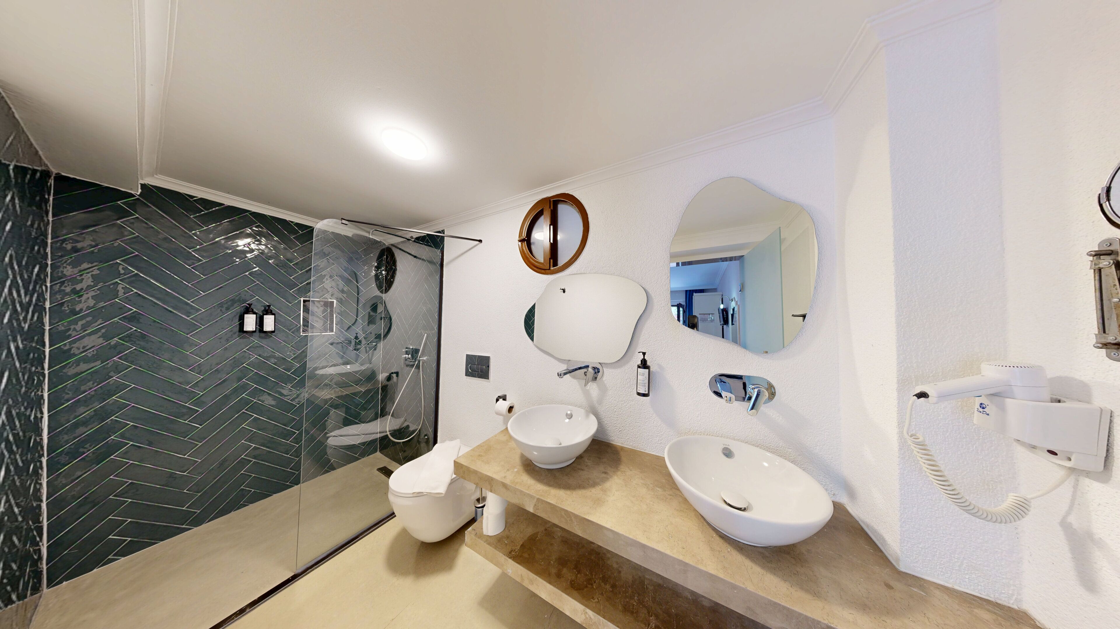 Een moderne badkamer met een glazen douchecabine, een wastafelmeubel en een spiegel.