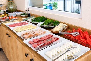 Un bufé con diversos alimentos y utensilios.