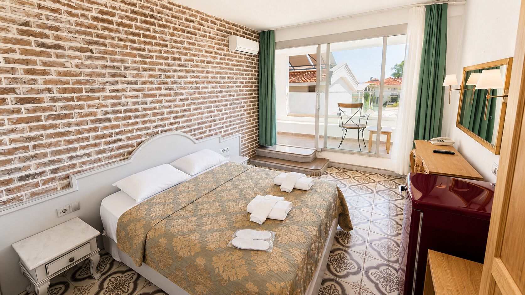 Habitación doble Deluxe, vista al mar | Caja de seguridad en la habitación, cortinas blackout y wifi gratis 