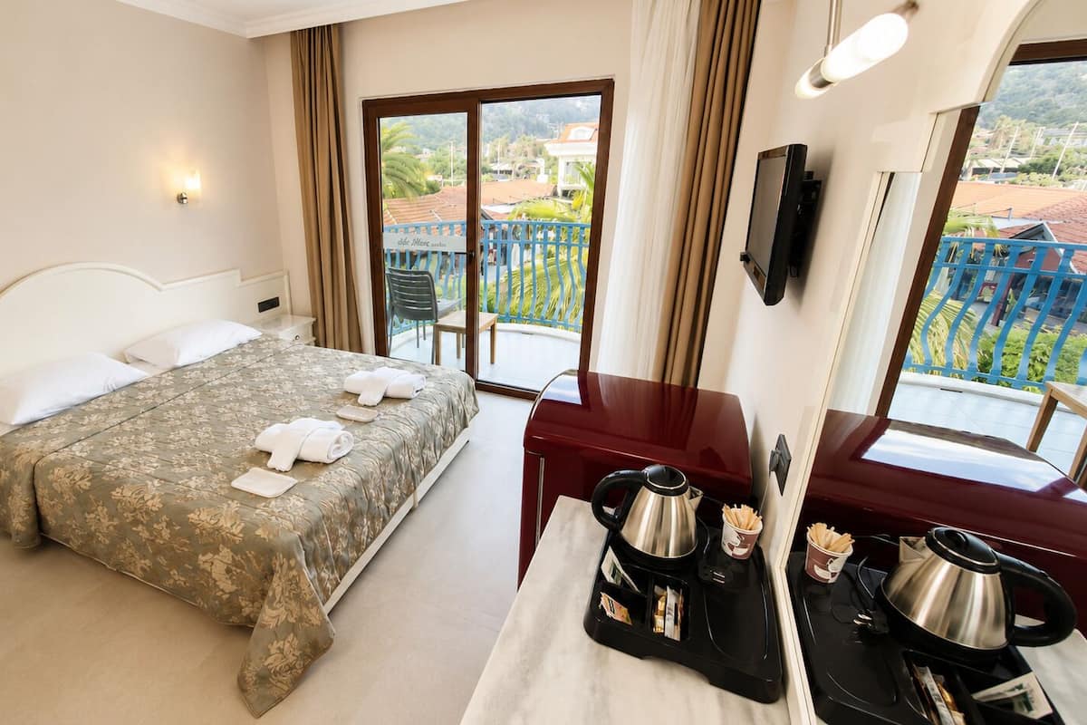 Chambre Standard double, 1 lit double, vue sur le jardin | Coffre-fort, rideaux dâobscurcissement, accĂšs au Wi-Fi (inclus)