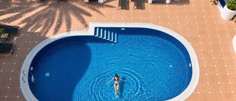 Outdoor pool, free cabanas, pool umbrellas