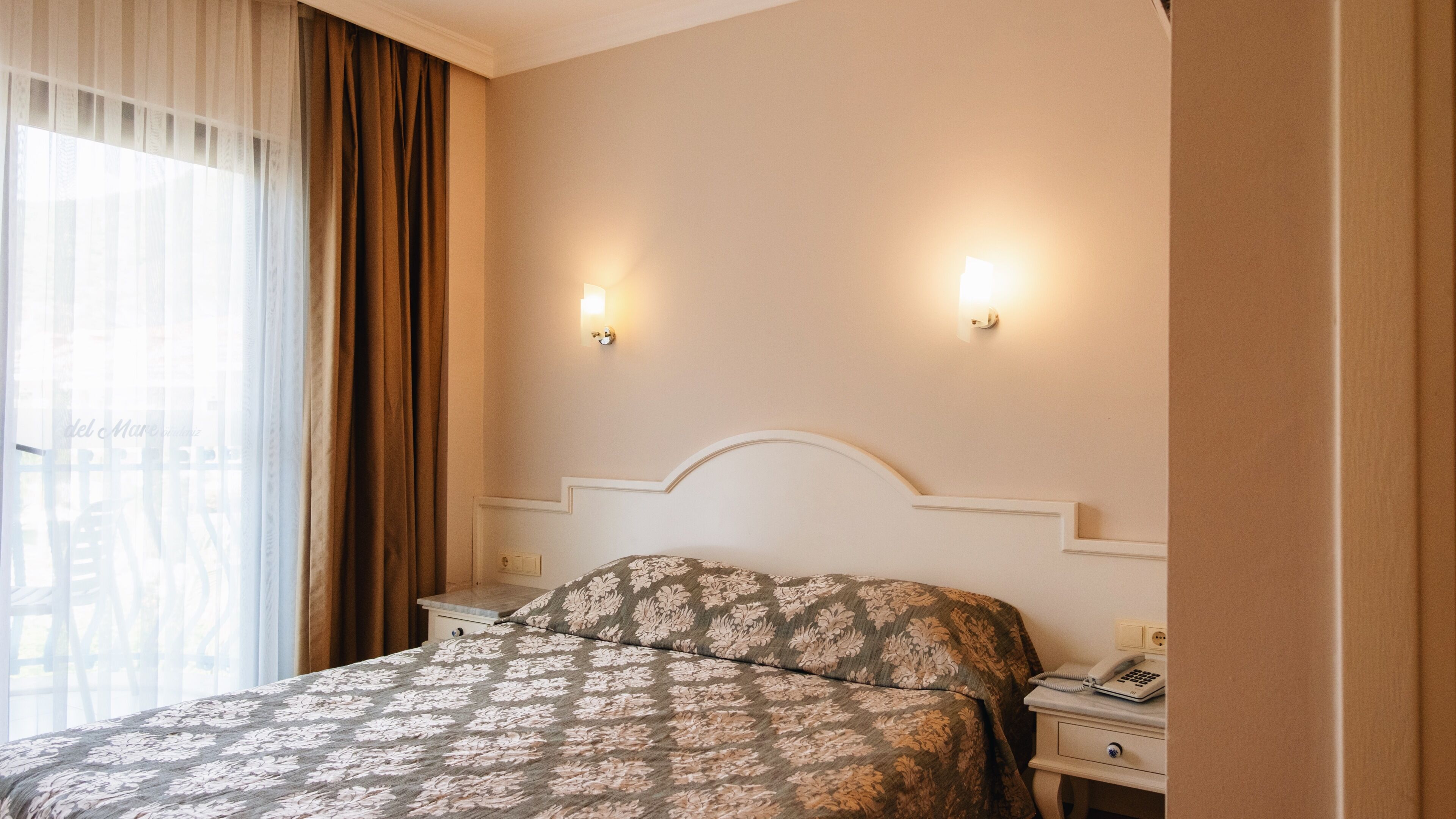 Kamar Double Standar, 1 Tempat Tidur Double, pemandangan kebun | Brankas, tirai kedap cahaya, dan Wi-Fi gratis