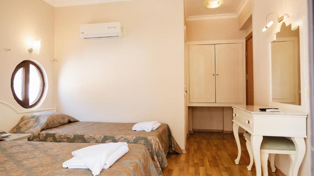 Chambre Standard avec lits jumeaux, vue jardin | Coffres-forts dans les chambres, rideaux occultants, Wi-Fi gratuit