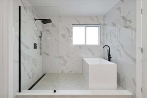 Douche, sèche-cheveux, serviettes fournies