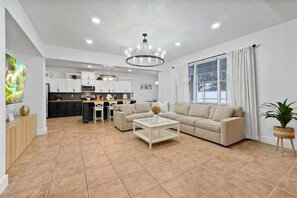 Smart TV, video games, books, stereo - Poolside Family Retreat near Disney | 2 Lounges (Clermont)