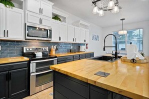Fridge, microwave, oven, stovetop - Poolside Family Retreat near Disney | 2 Lounges (Clermont)