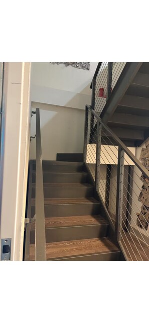 Eine Treppe mit Metallgeländern und Holzstufen.
