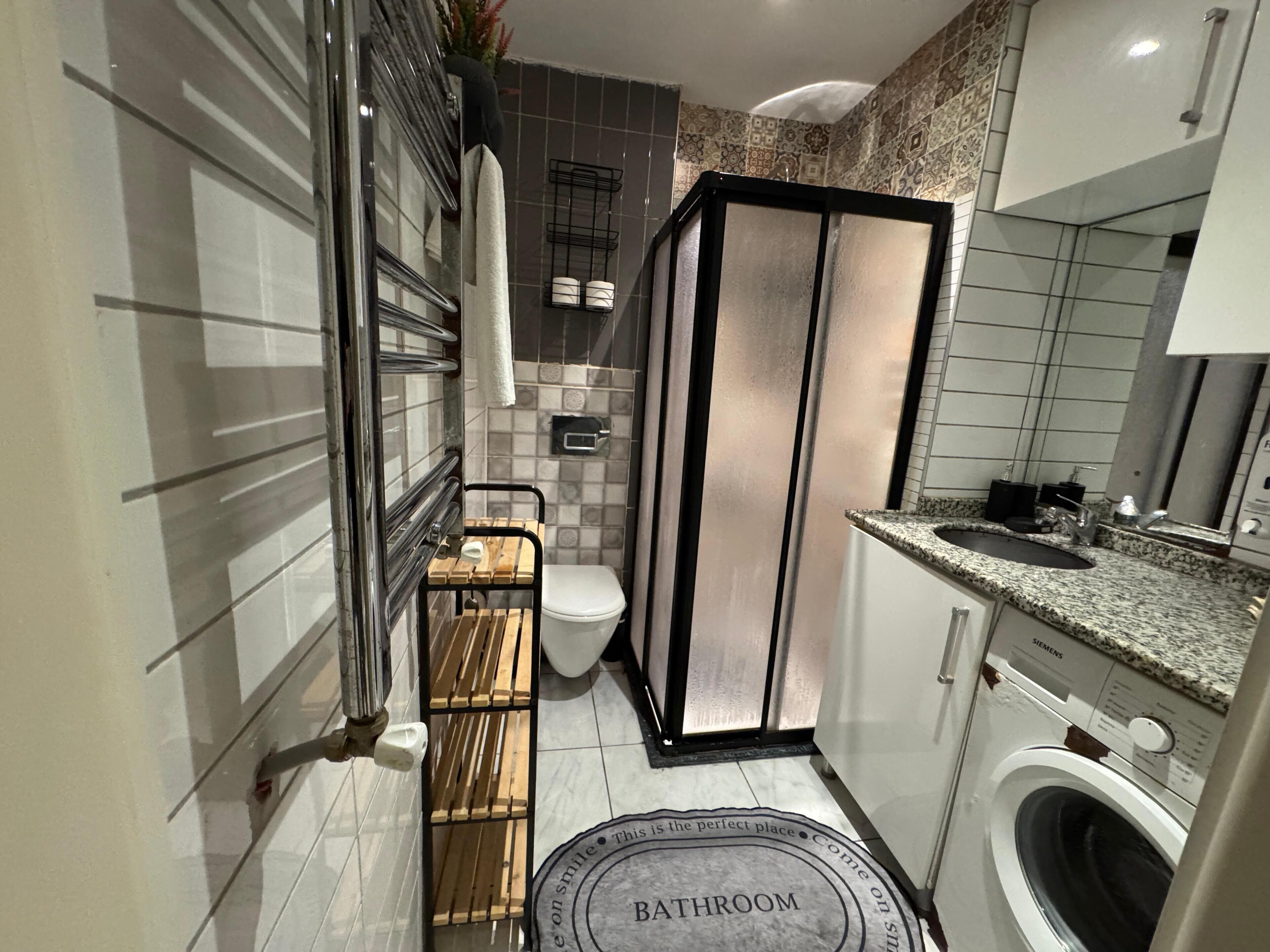 Appartement Deluxe | Salle de bain | Douche, sèche-cheveux, chaussons, serviettes fournies