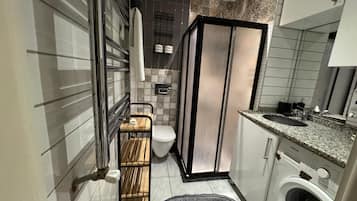 Appartement Deluxe | Salle de bain | Douche, sèche-cheveux, chaussons, serviettes fournies