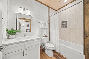 Bathroom - Wild Rose Cabin-Minutes from Dollywood/The Island (Pigeon Forge)