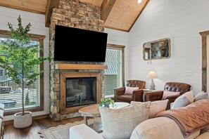 Living area - Wild Rose Cabin-Minutes from Dollywood/The Island (Pigeon Forge)