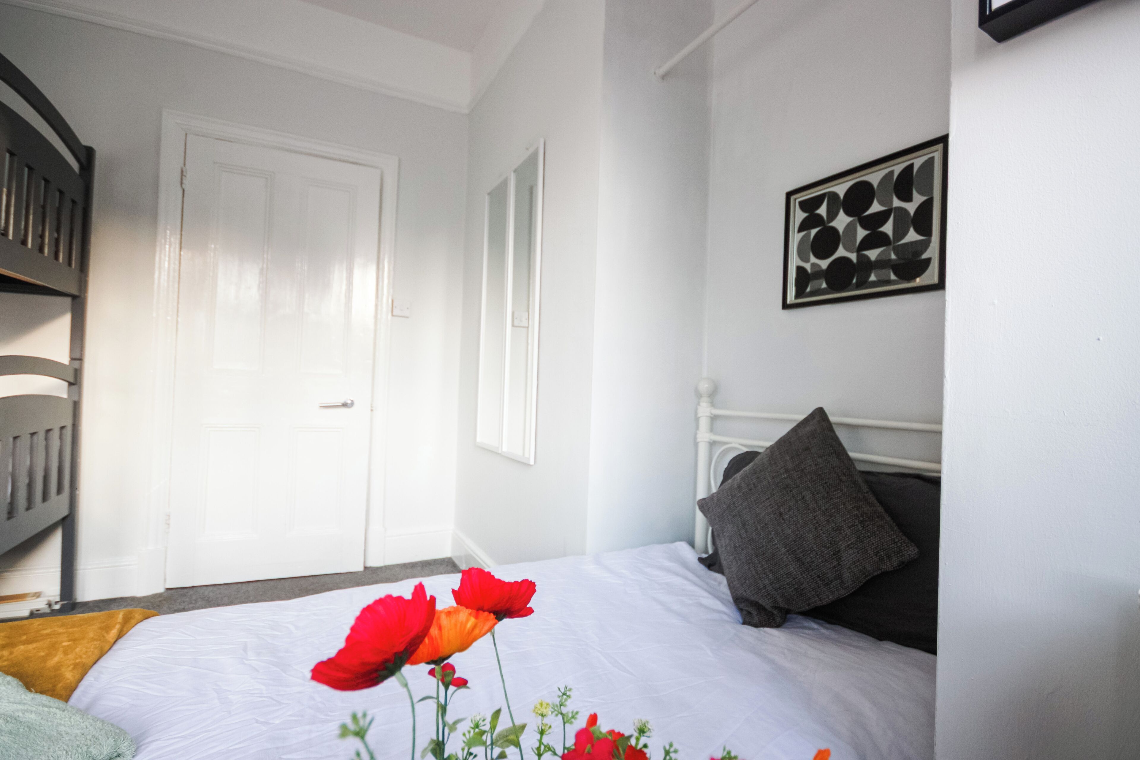 Tabla de planchar con plancha, wifi, ropa de cama