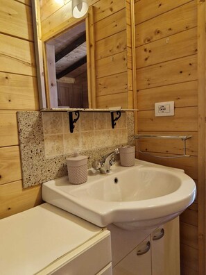 Bathroom - Vrbo Property (Porlezza)