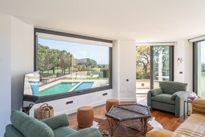 Smart TV - Majordoms Golf Peralada – Luxury Villa with Pools & Entertainment (Perelada)