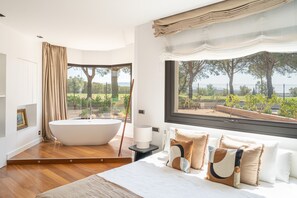 Iron/ironing board, free WiFi, bed sheets - Majordoms Golf Peralada – Luxury Villa with Pools & Entertainment (Perelada)