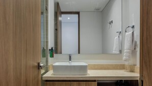 A modern bathroom with a rectangular sink, a mirror, and a towel rack. - NOK Bright 1BR Apartment Near Unicentro Bogot (Bogotá)