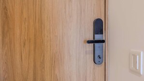 A wooden door with a black handle and a keyhole. - NOK Bright 1BR Apartment Near Unicentro Bogot (Bogotá)