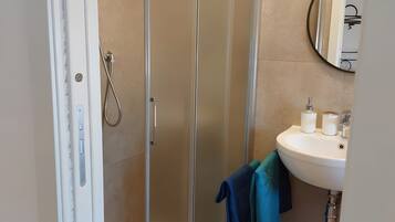 Shower, hair dryer, towels