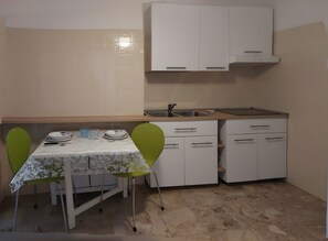 Kühlschrank, Herdplatte, Hochstuhl, Kochgeschirr/Geschirr/Besteck