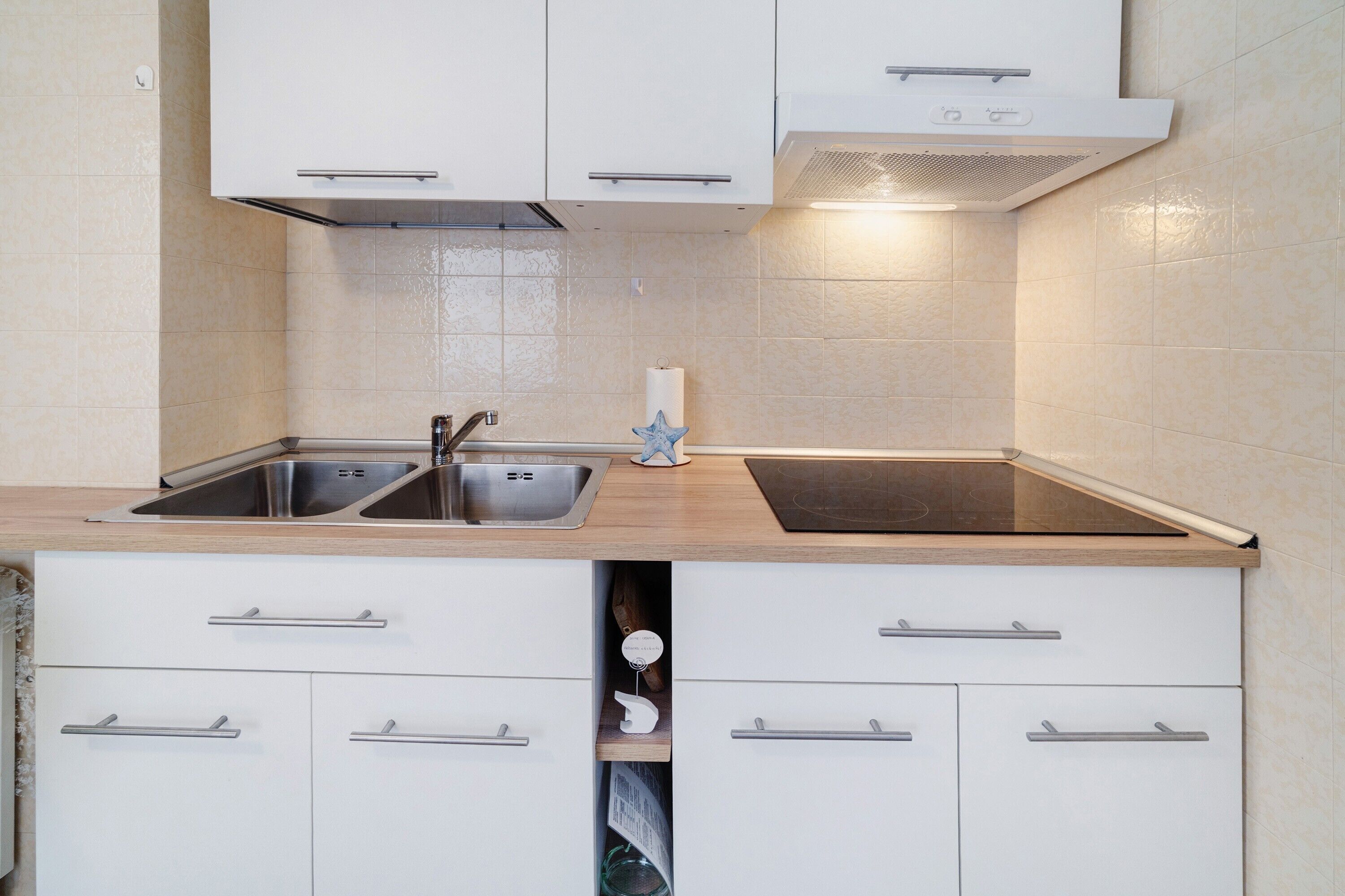 Kühlschrank, Herdplatte, Hochstuhl, Kochgeschirr/Geschirr/Besteck