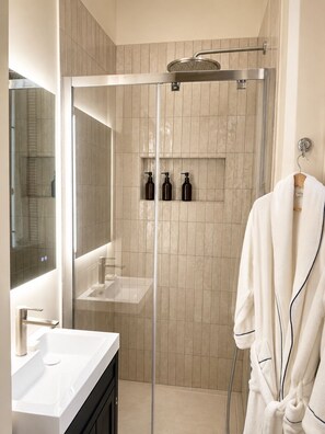 Hair dryer, towels, soap, toilet paper - New apartment in the heart of Cannes (Cannes)