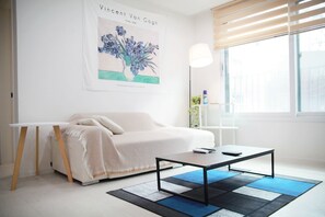 TV - Peaceful 3-Bedroom Stay with 2 Baths near KSPO Dome & Olympic Park (Seoul)