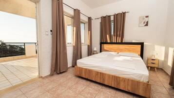 Tabla de planchar con plancha, wifi, ropa de cama