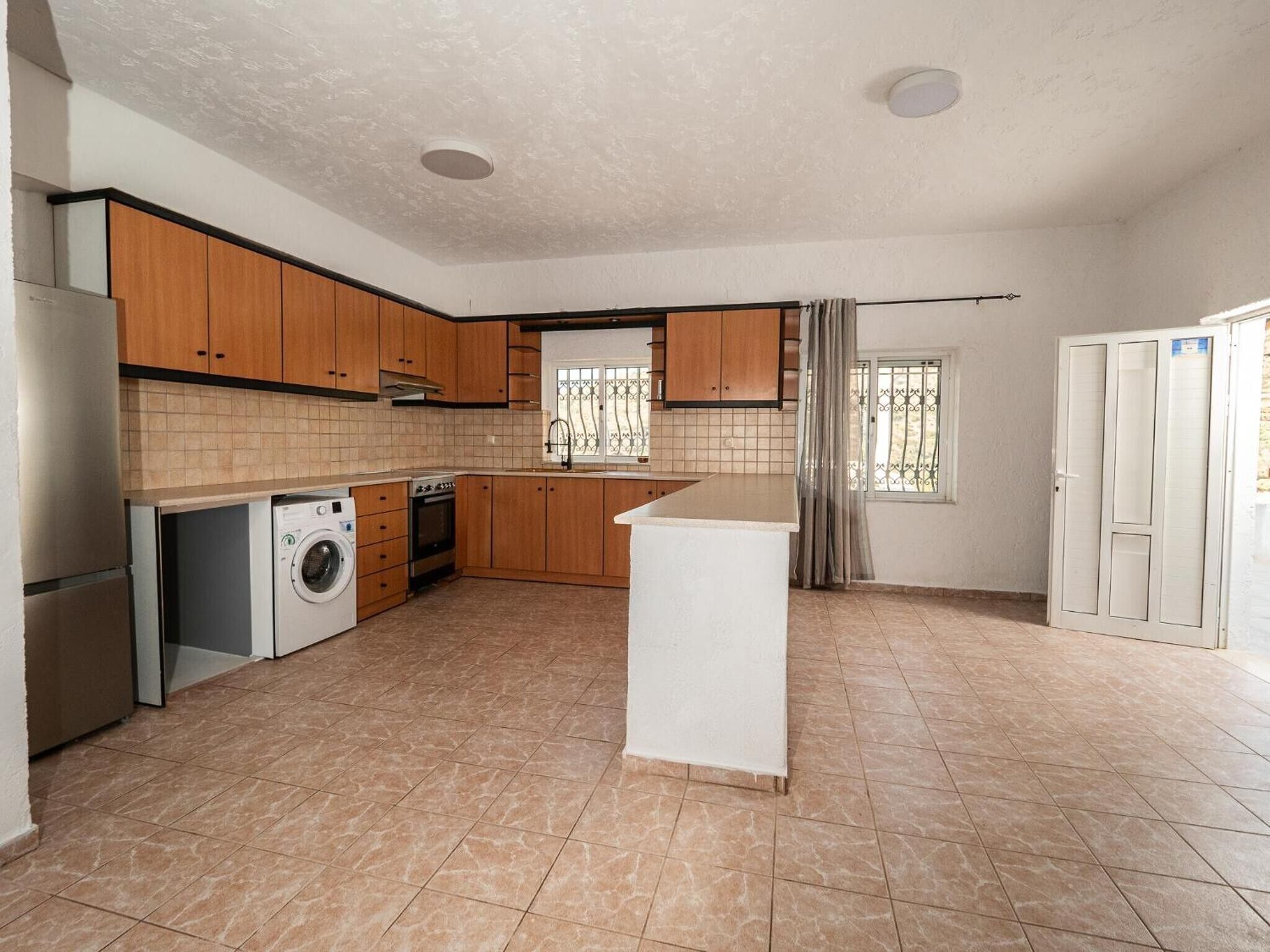 Fridge, oven, stovetop, coffee/tea maker